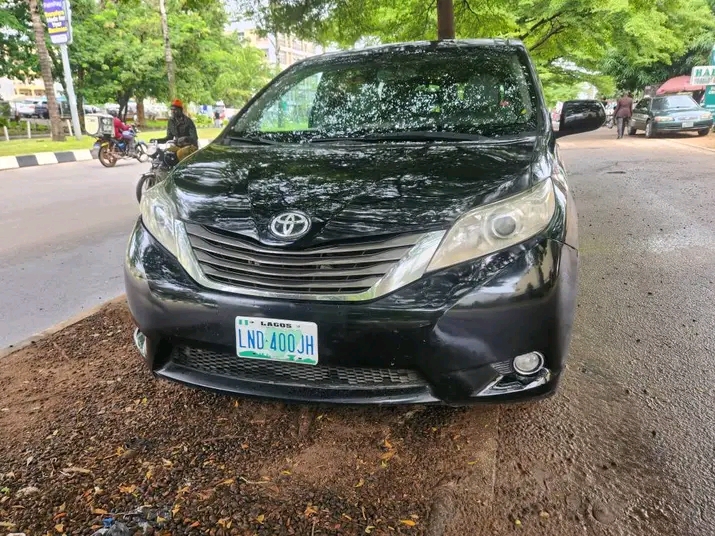 Toyota sienna XLE โ photo 1