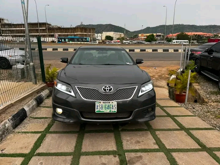 2010 Toyota Camry โ photo 1