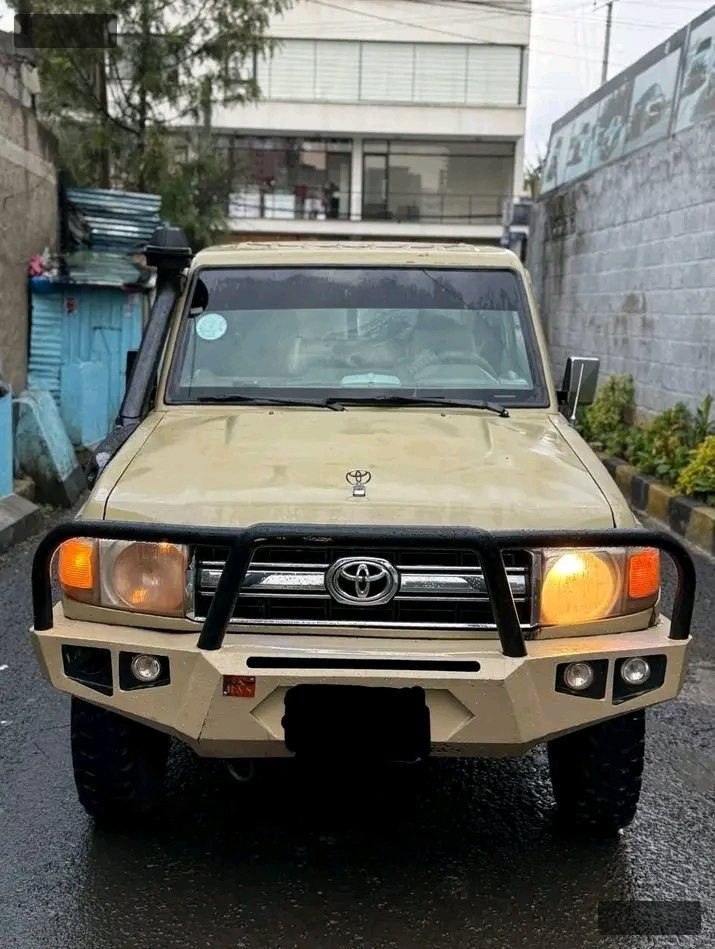 2012 Toyota Landcruiser โ photo 1