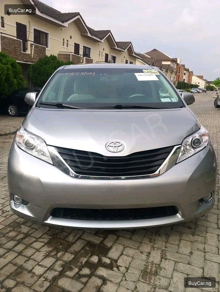 2011 Toyota Sienna โ photo 1
