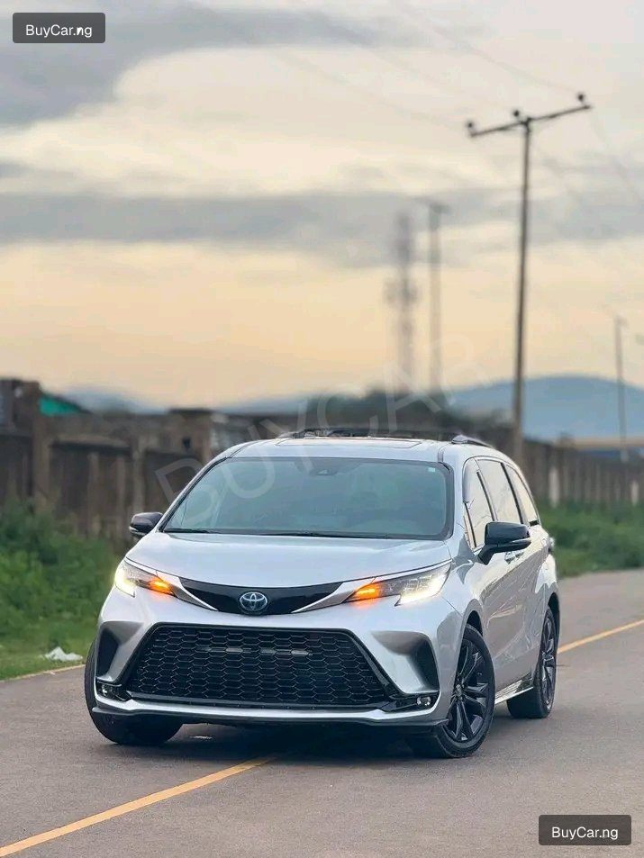 2023 Toyota Sienna โ photo 1