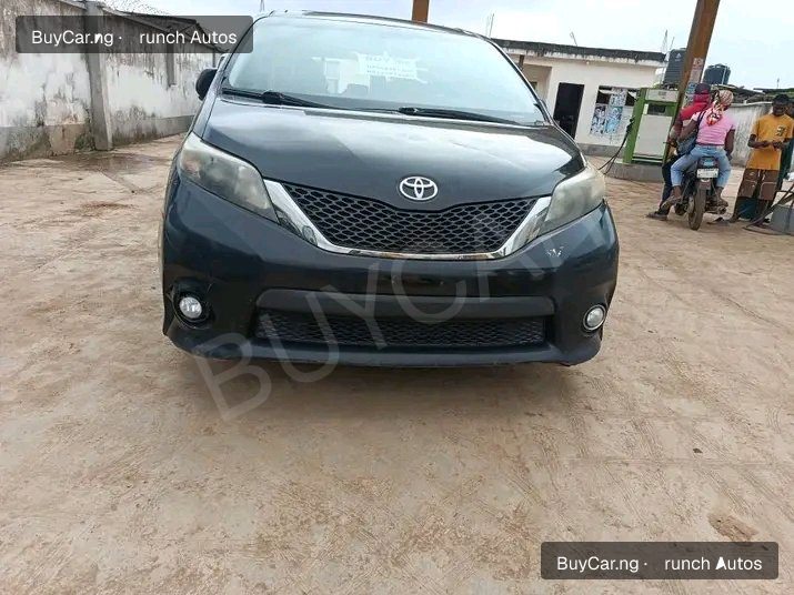 2011 Toyota Sienna โ photo 1