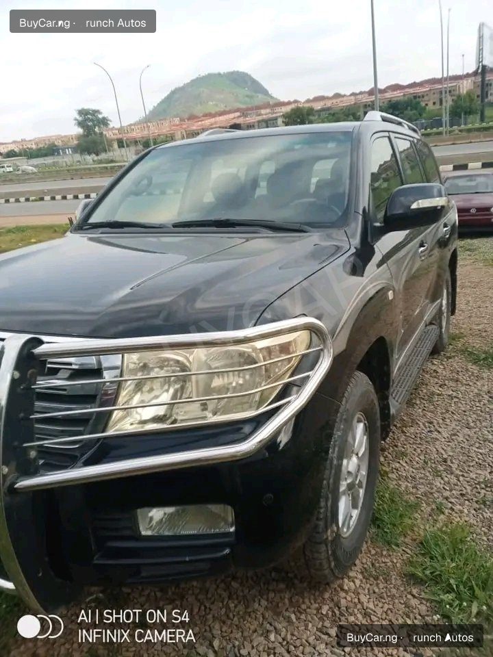 2011 Toyota Land Cruiser โ photo 1