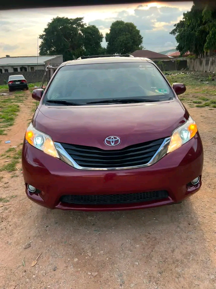 2011 Toyota Sienna โ photo 1