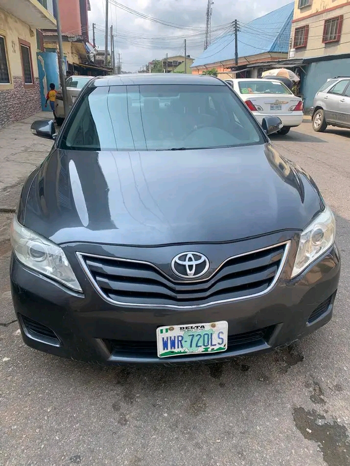 2010 Toyota Camry โ photo 1