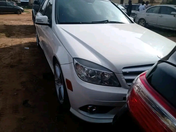 2010 Mercedes-Benz C 300 โ photo 1