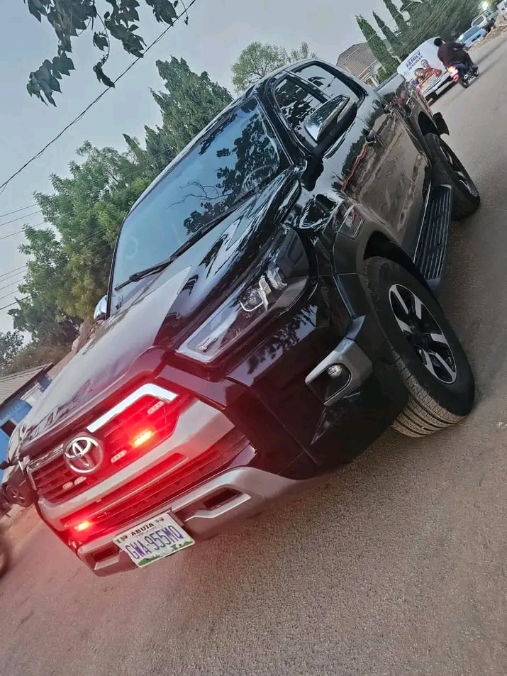 2015 Toyota Hilux โ photo 1