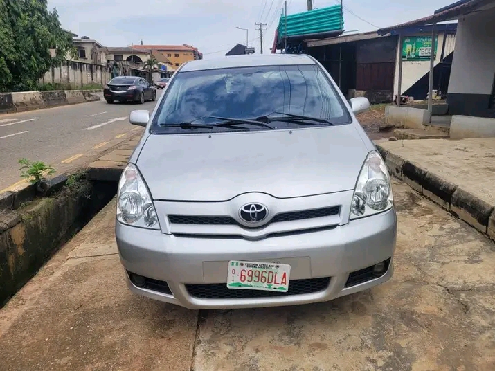 2008 Toyota Corolla Verso โ photo 1