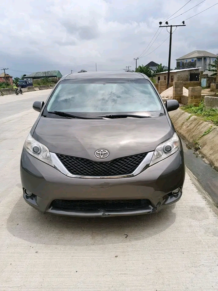 2014 Toyota Sienna โ photo 1