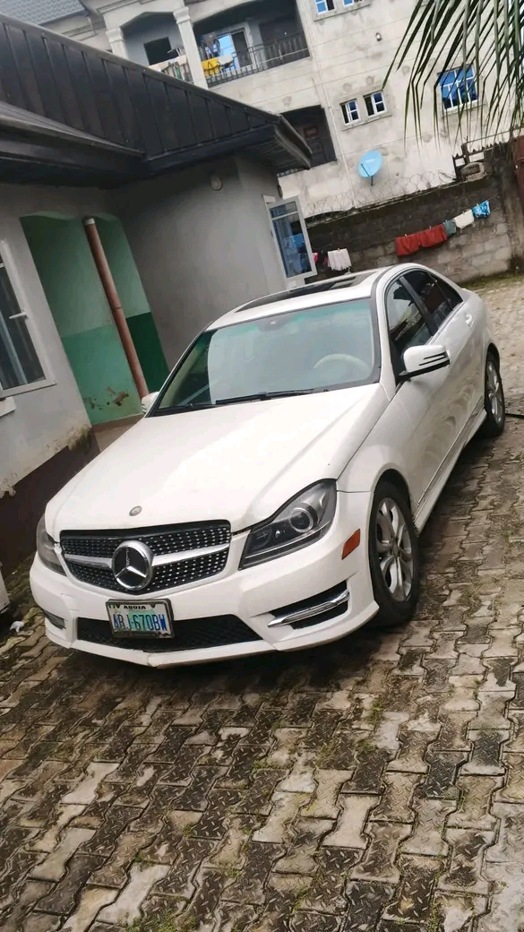 2014 Mercedes Benz 300 โ photo 1