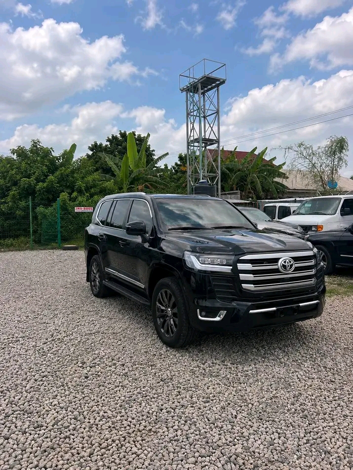 2010 Toyota Landcruiser โ photo 1