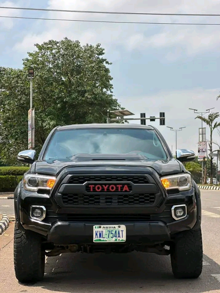 2010 Toyota Tacoma โ photo 1