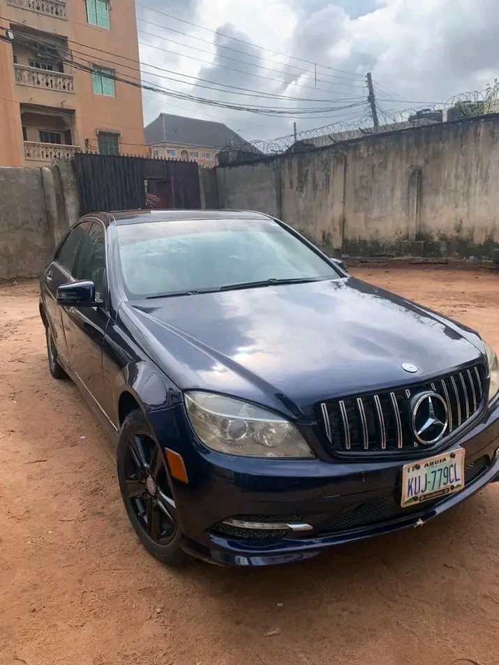 2010 Mercedes Benz C300 โ photo 1