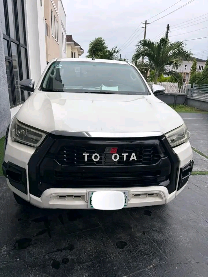 2022 Toyota Hilux โ photo 1
