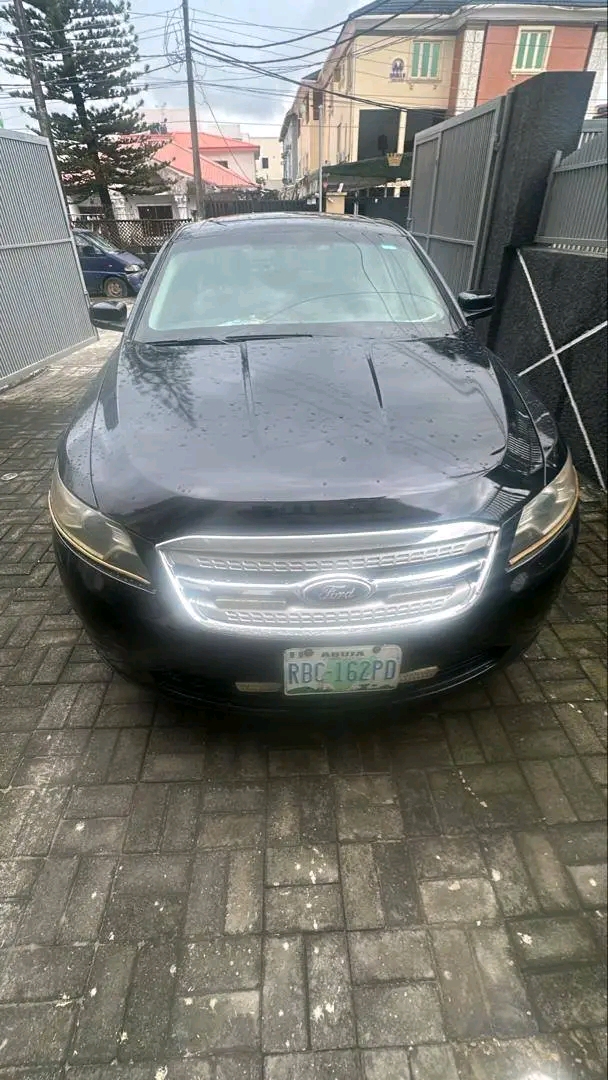 2011 Ford Taurus โ photo 1